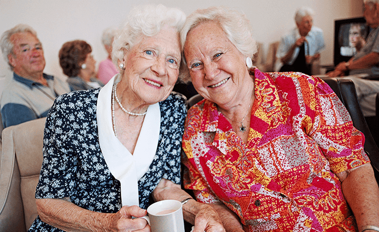 Två glada damer på äldreboendet i Uppsala